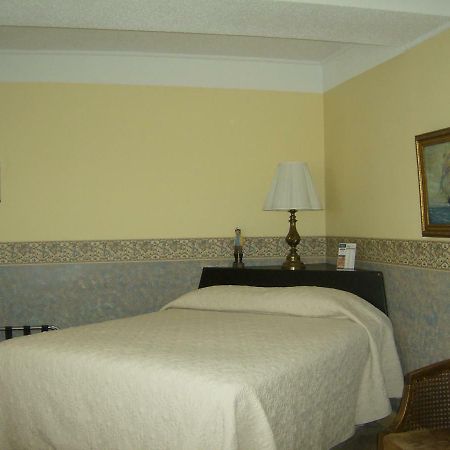 Boardwalk Inn Saint Ignace Exterior photo